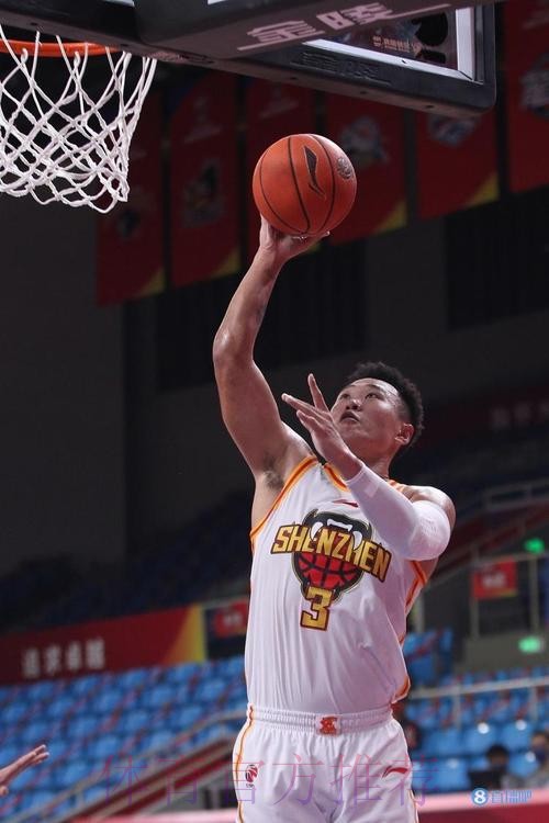 手感火热！贺希宁追身三分命中